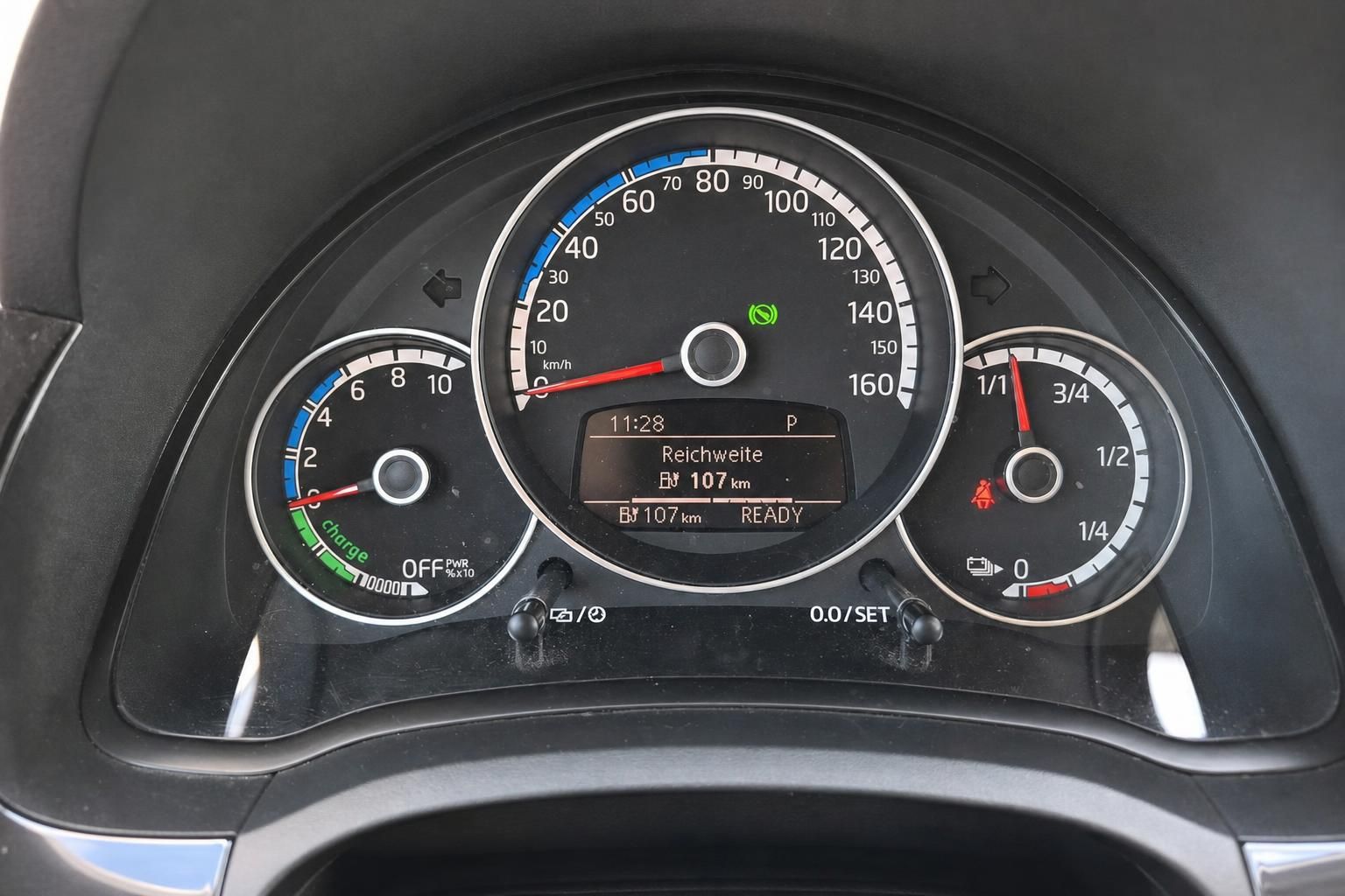 Tachometer VW Elektroauto mit Reichweitenanzeige 107 km