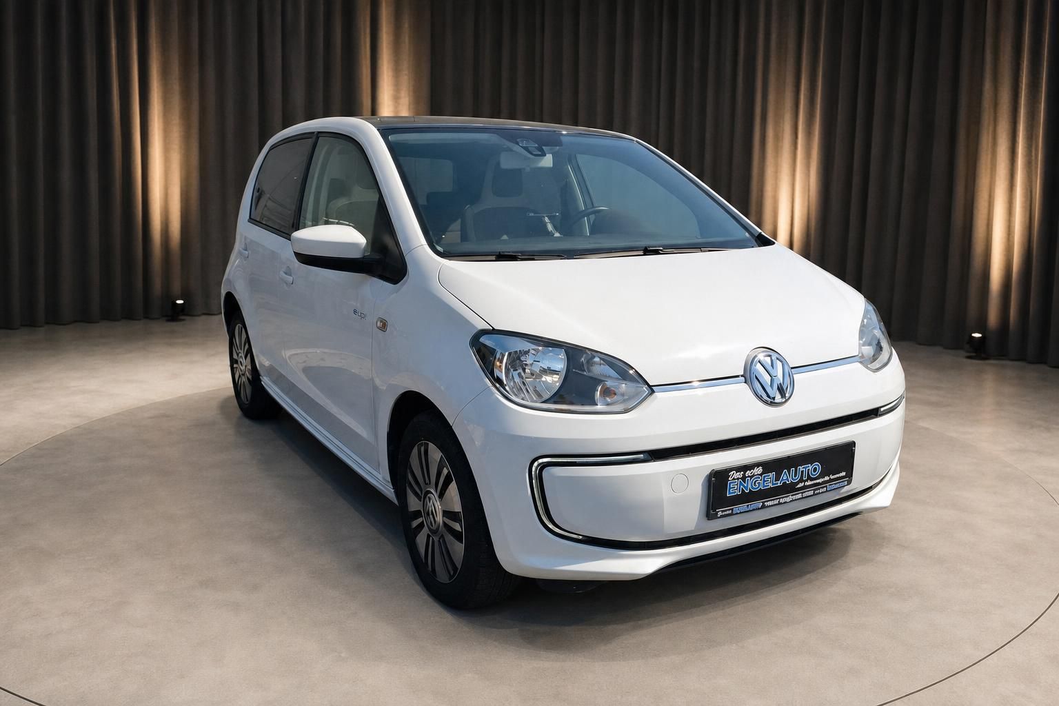 VW e-up! weiß Frontansicht Elektro-Kleinwagen im Autohaus