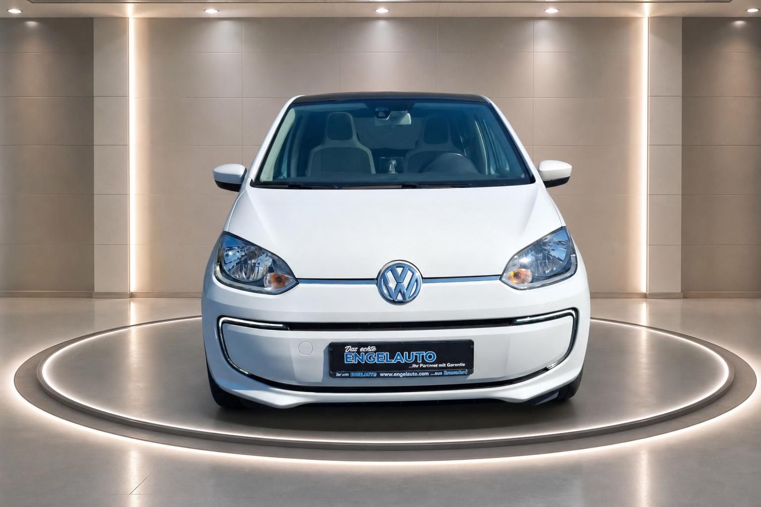 VW e-up! weiß Frontalansicht mit Kennzeichenhalter Autohaus
