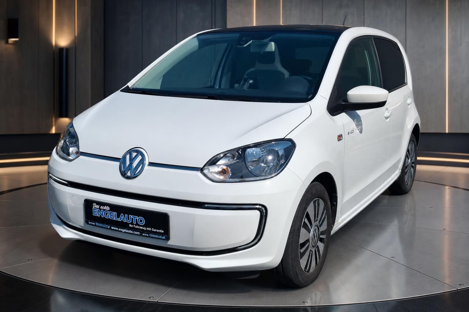 VW e-up! weiß Frontansicht Elektrofahrzeug im Showroom