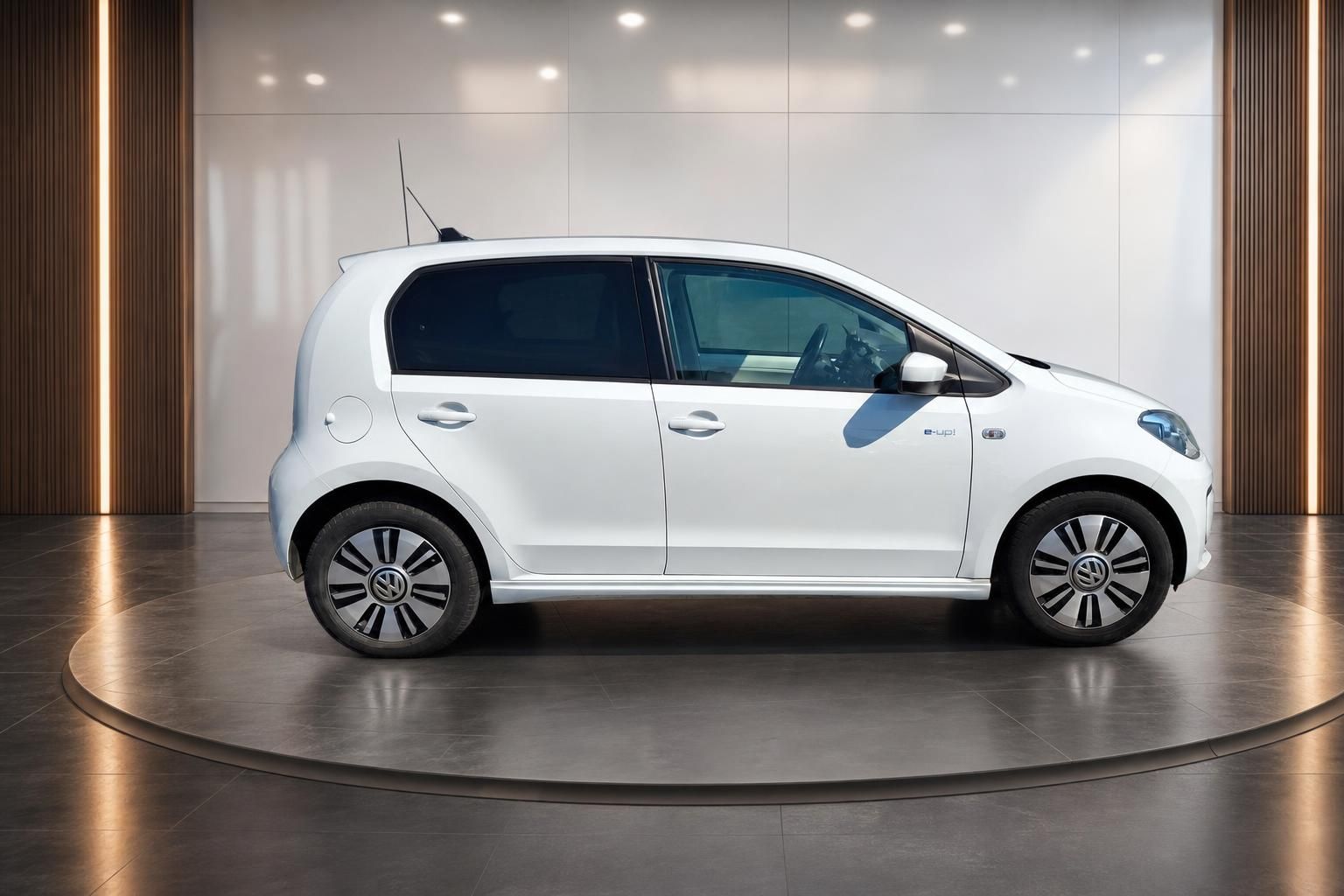 VW e-up! weiß Seitenansicht Elektroauto in Ausstellung