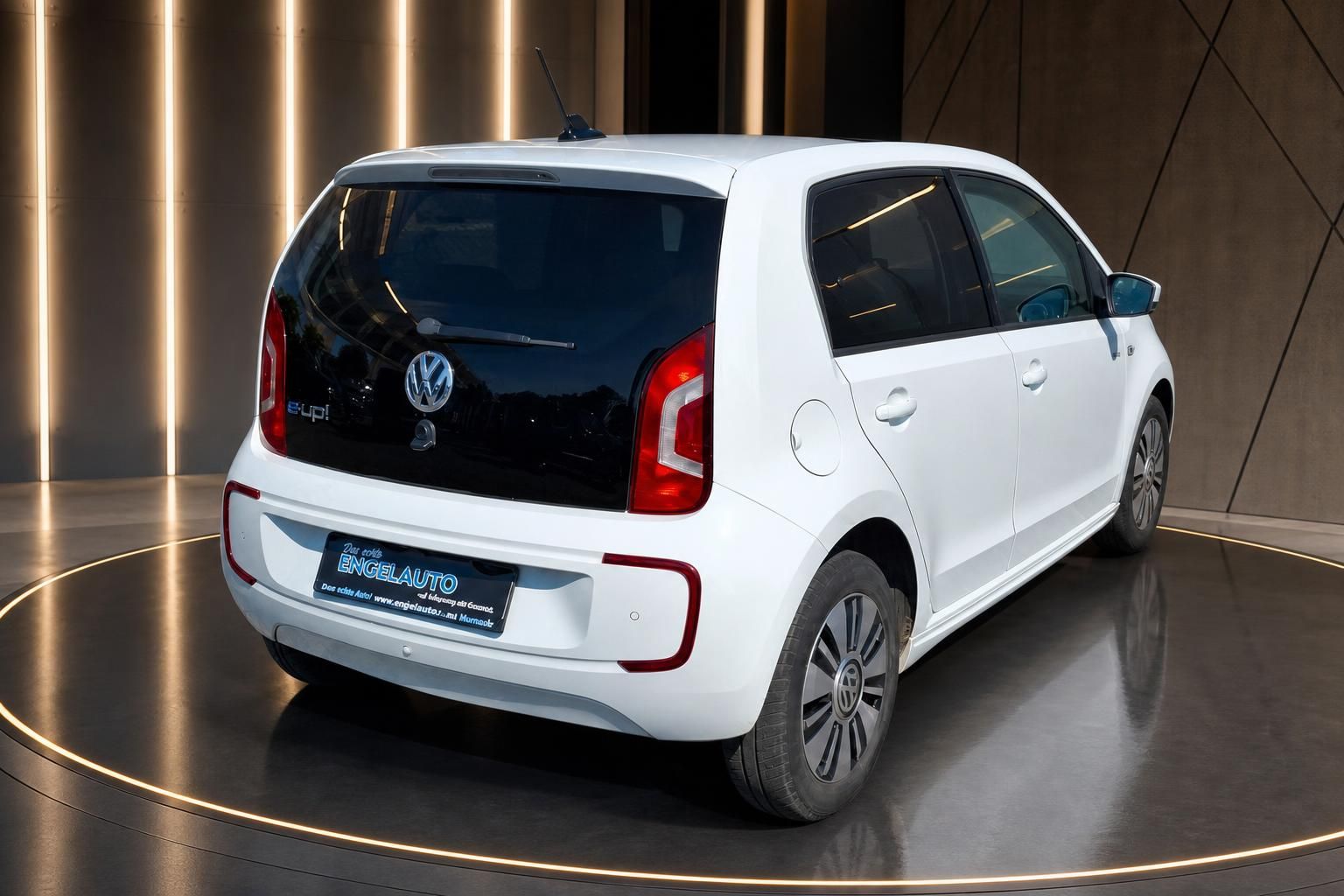 VW e-up! weiß Heckansicht Elektroauto auf Drehbühne