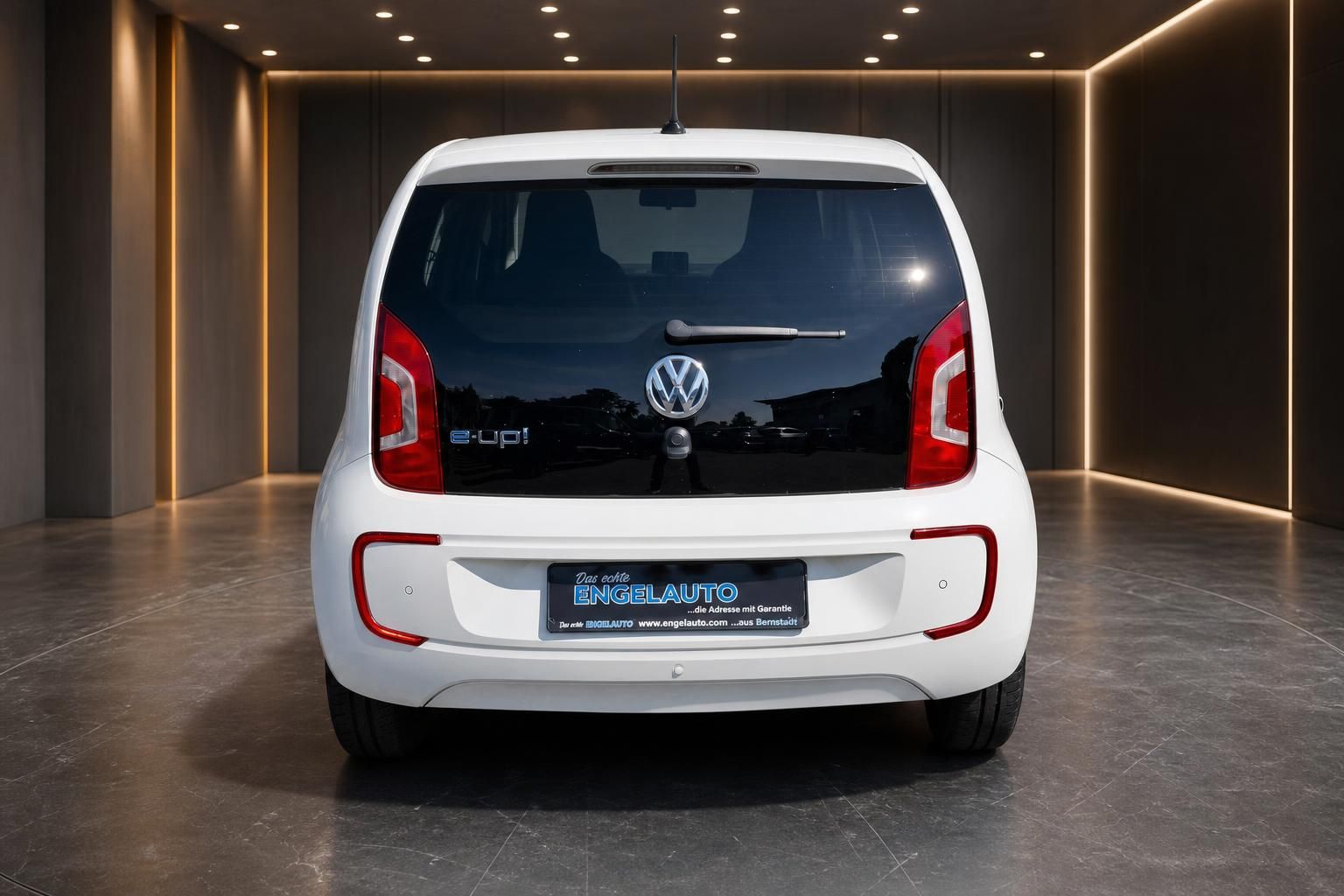 VW e-up! weiß Heckansicht mit LED-Rückleuchten in Studioumgebung