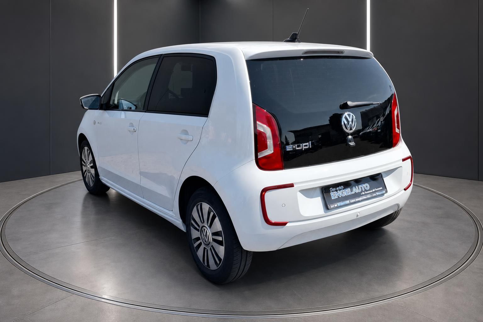 VW e-up! weiß Heck-Seitenansicht Elektrofahrzeug im Showroom