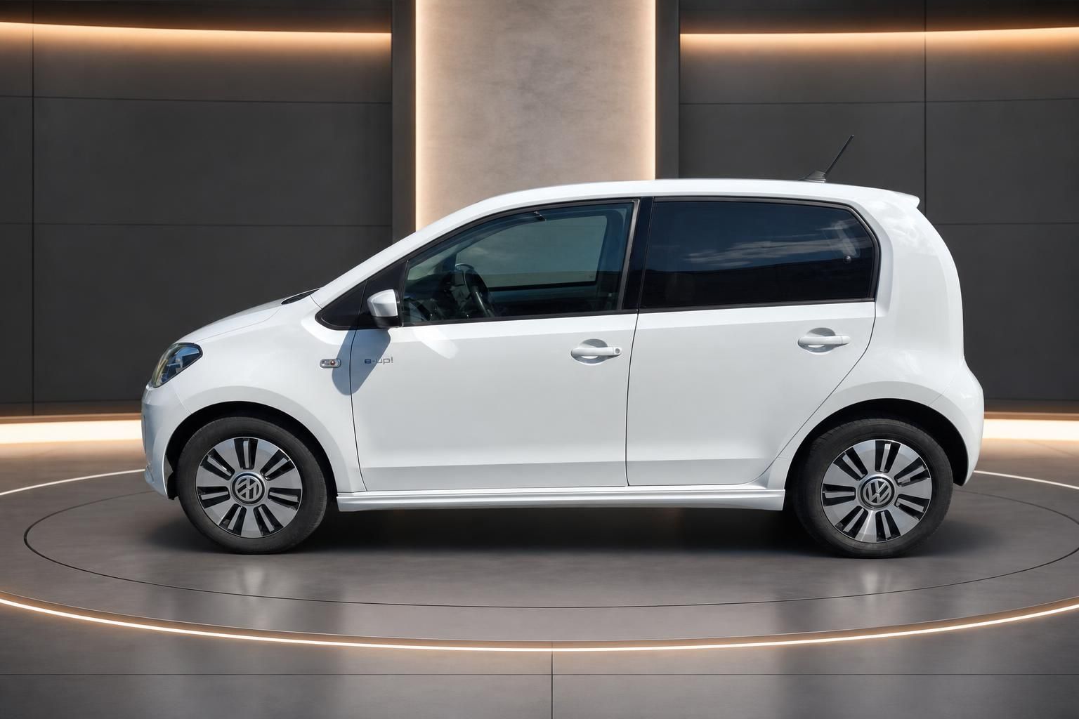 VW e-up! weiß Seitenansicht Elektroauto im Studio