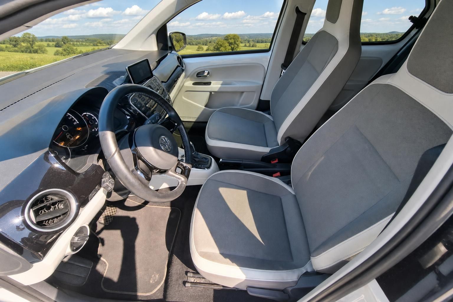 VW e-up! Innenraum Vordersitze und Cockpit mit Blick auf Landschaft