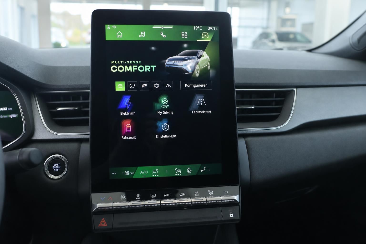 Infotainment-Display mit Multi-Sense Comfort Menü im Fahrzeugcockpit