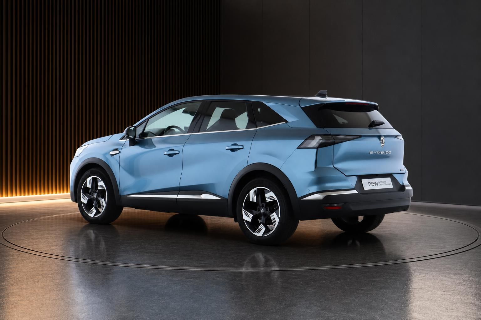 Renault Symbioz blau, Heckansicht seitlich im Showroom