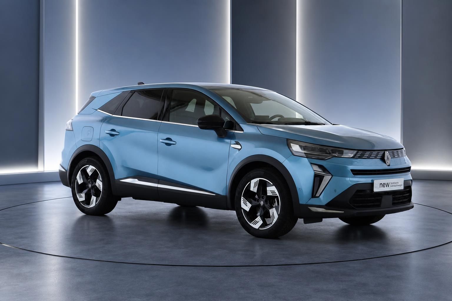 Renault Symbioz Frontansicht seitlich, blaues SUV im Studio