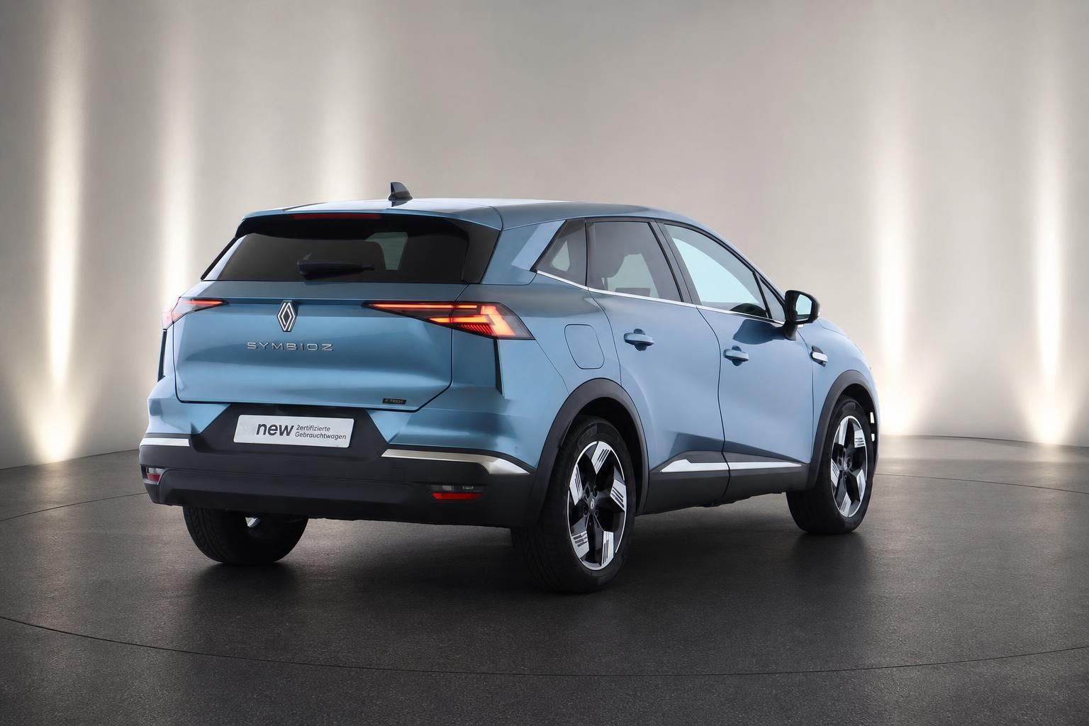 Renault Symbioz Heckansicht in Blau, Studioaufnahme