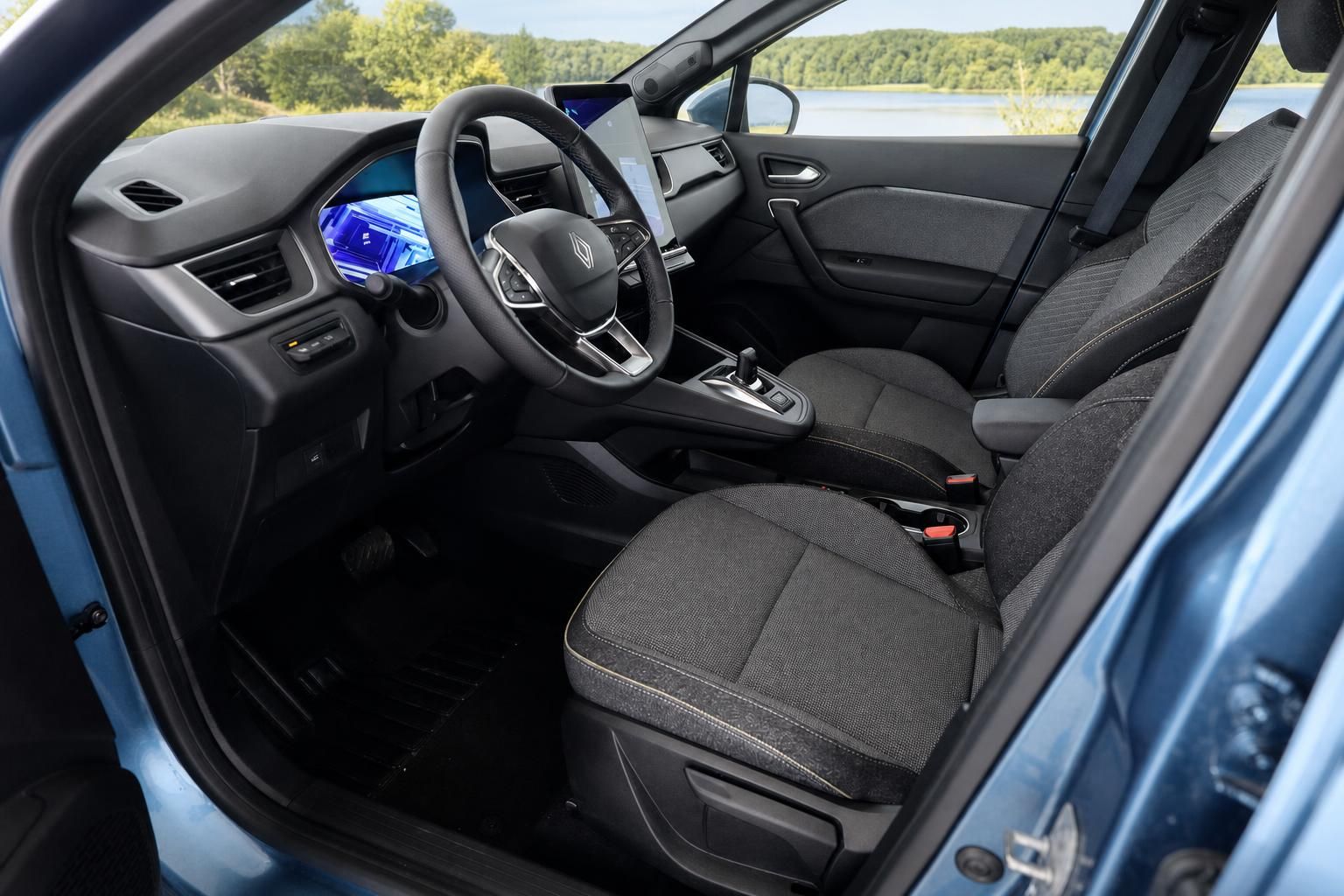 Innenraum Renault Symbioz mit Cockpit und Sitzen bei Tageslicht