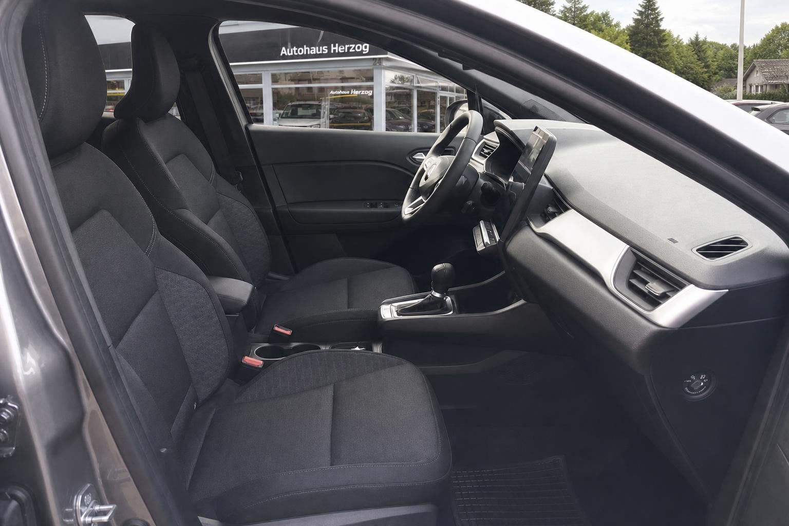 Fahrzeuginnenraum mit schwarzen Sitzen, Lenkrad und Armaturenbrett - Autohaus Herzog
