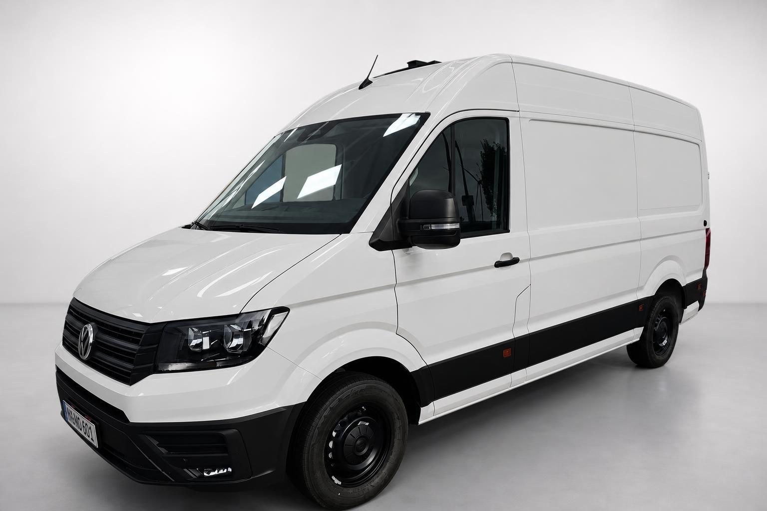 VW Crafter Kastenwagen weiß, Frontansicht schräg im Studio