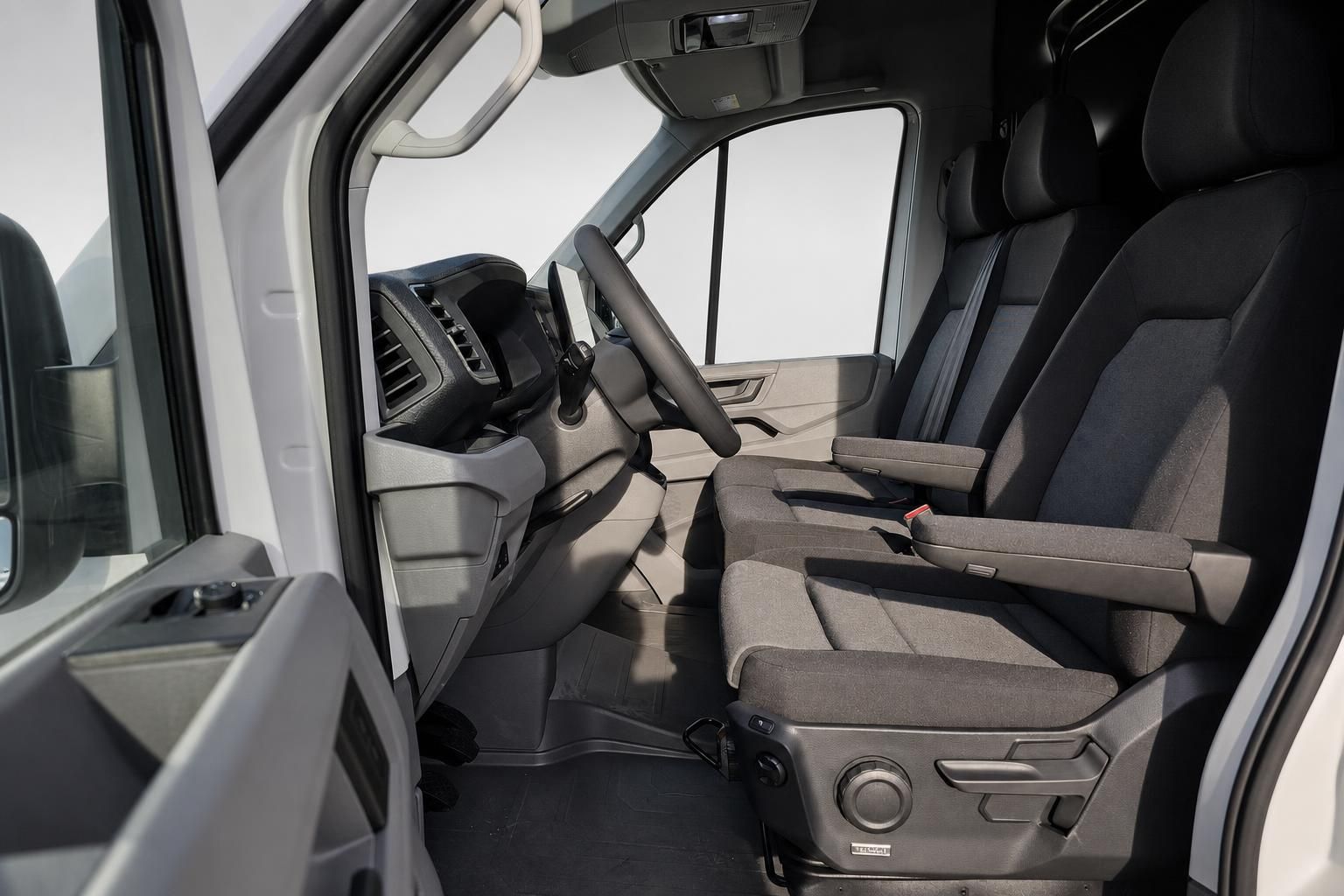 VW Crafter Fahrersitz und Doppelsitzbank, Blick durch offene Tür