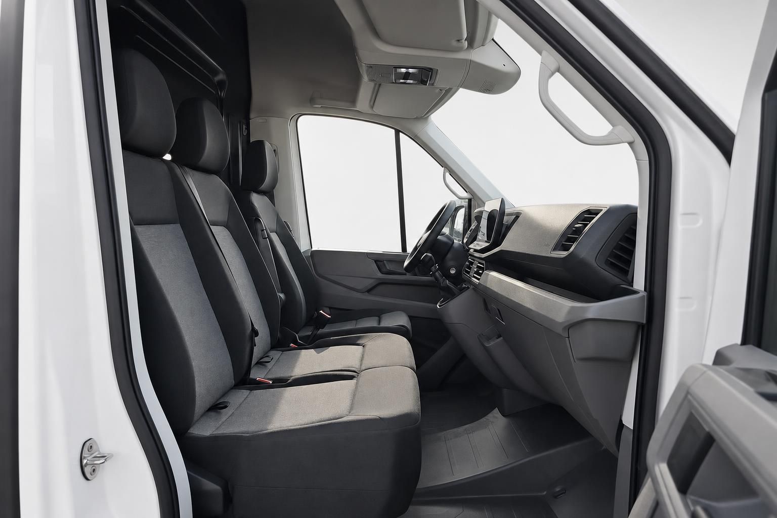 VW Crafter Innenraum mit Sitzbank und Armaturenbrett, Beifahrerseite