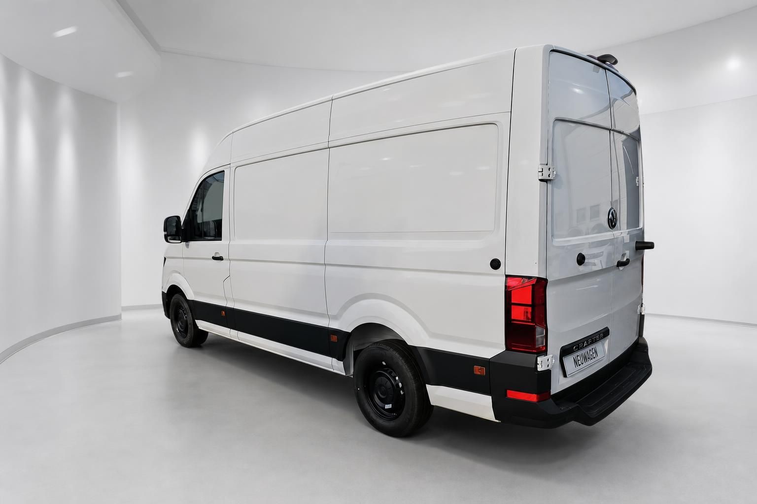 VW Crafter Kastenwagen weiß Heckansicht schräg