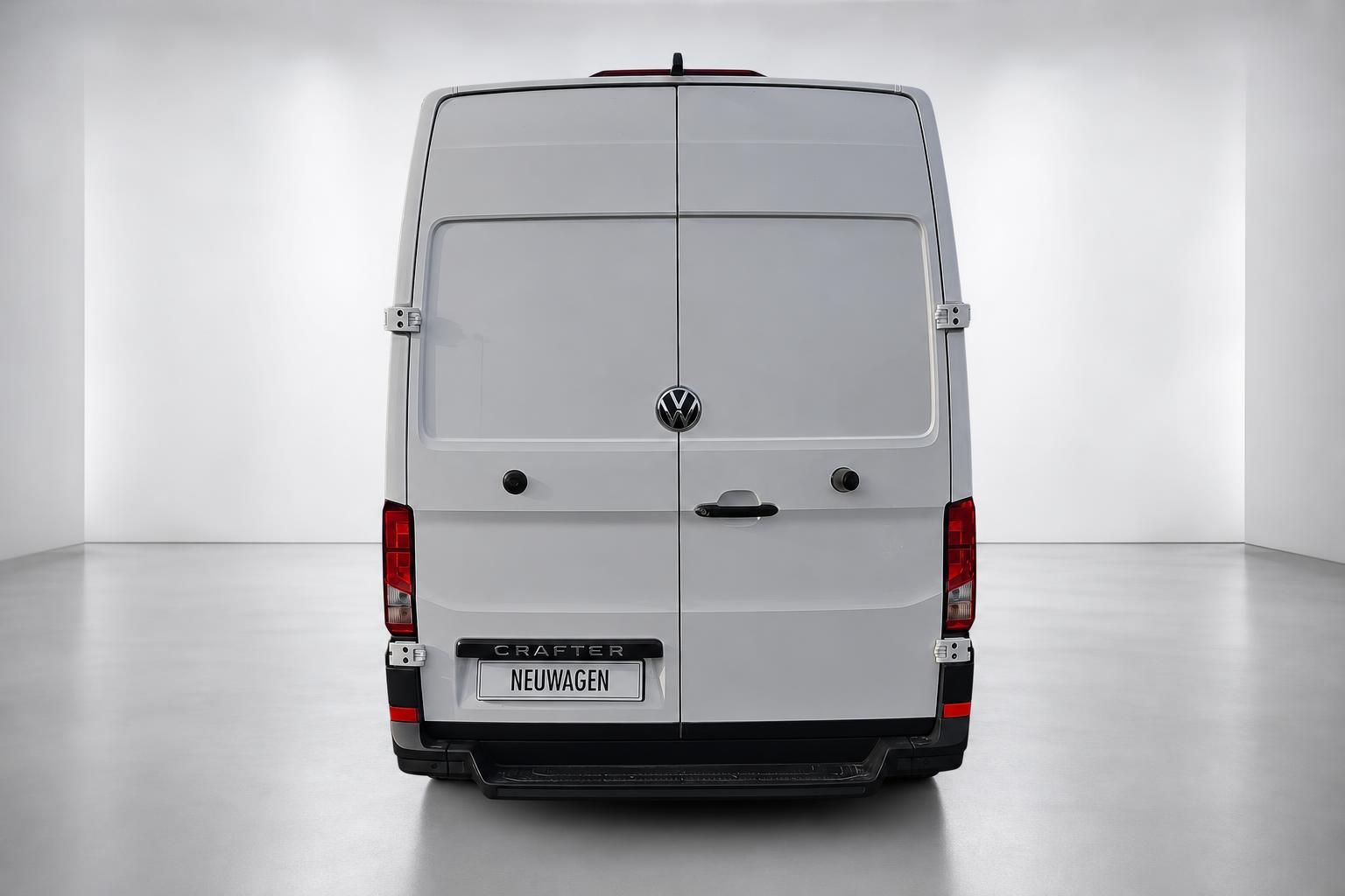 VW Crafter Neuwagen weiß, Heckansicht mit Doppeltür im Studio