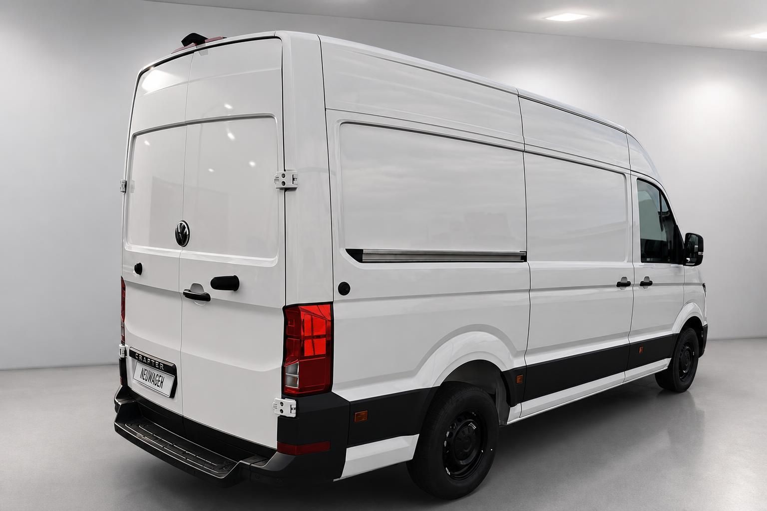VW Crafter Neuwagen weiß, Heck-Seitenansicht im Fotostudio