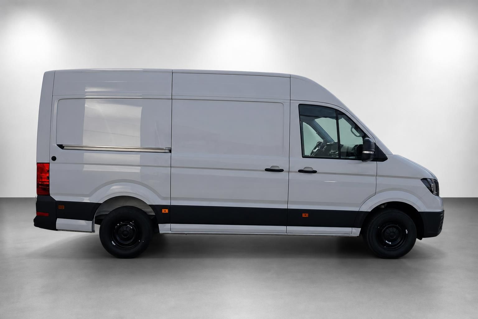 VW Crafter Neuwagen weiß, Seitenansicht Kastenwagen im Studio