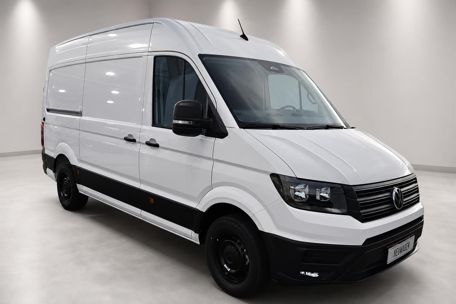 VW Crafter Neuwagen weiß, Frontansicht schräg im Studio