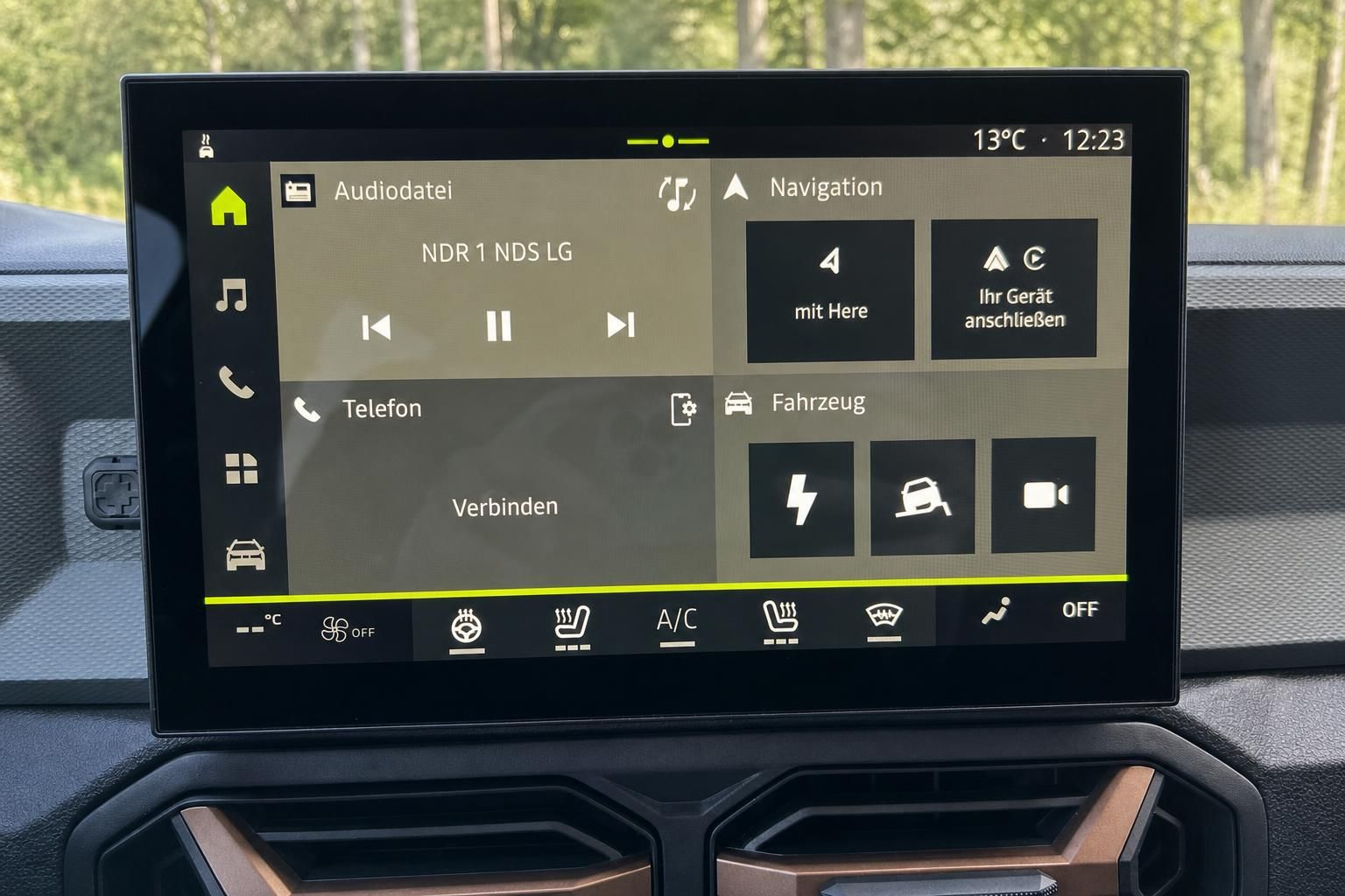Infotainment-System Display im Fahrzeug-Cockpit mit Navigationsmenü und Klimasteuerung