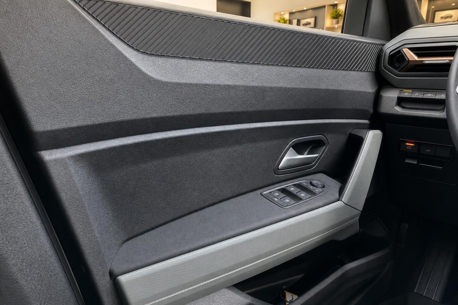 Fahrzeug Türverkleidung mit Fensterheberschaltern und Carbon-Dekor im modernen Design