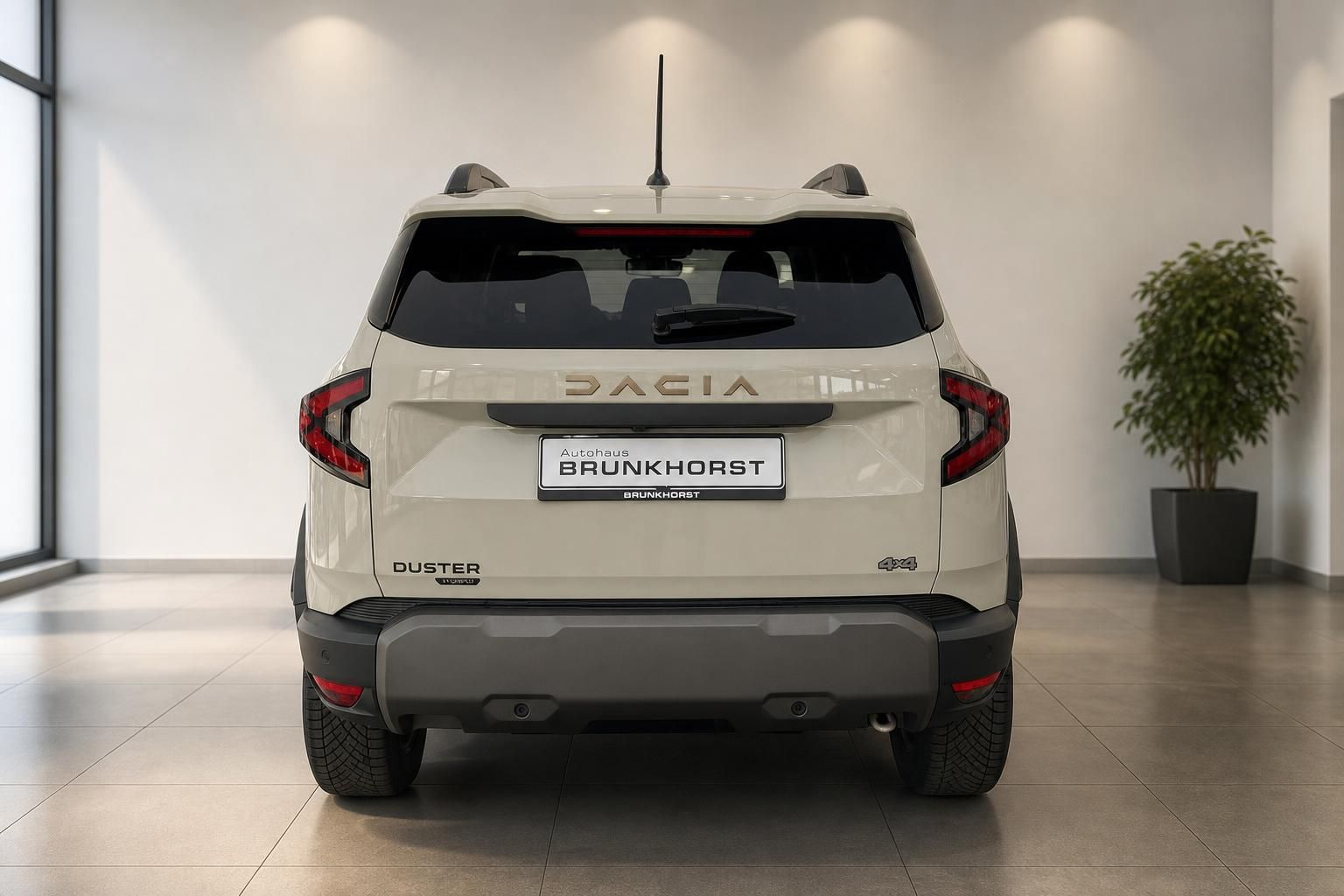 Dacia Duster SUV Heckansicht in hellem Grau mit 4x4 Allradantrieb im Autohaus Brunkhorst
