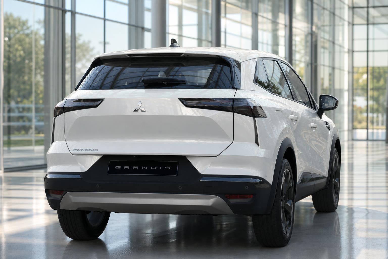 Mitsubishi Grandis SUV weiss Heckansicht im Showroom
