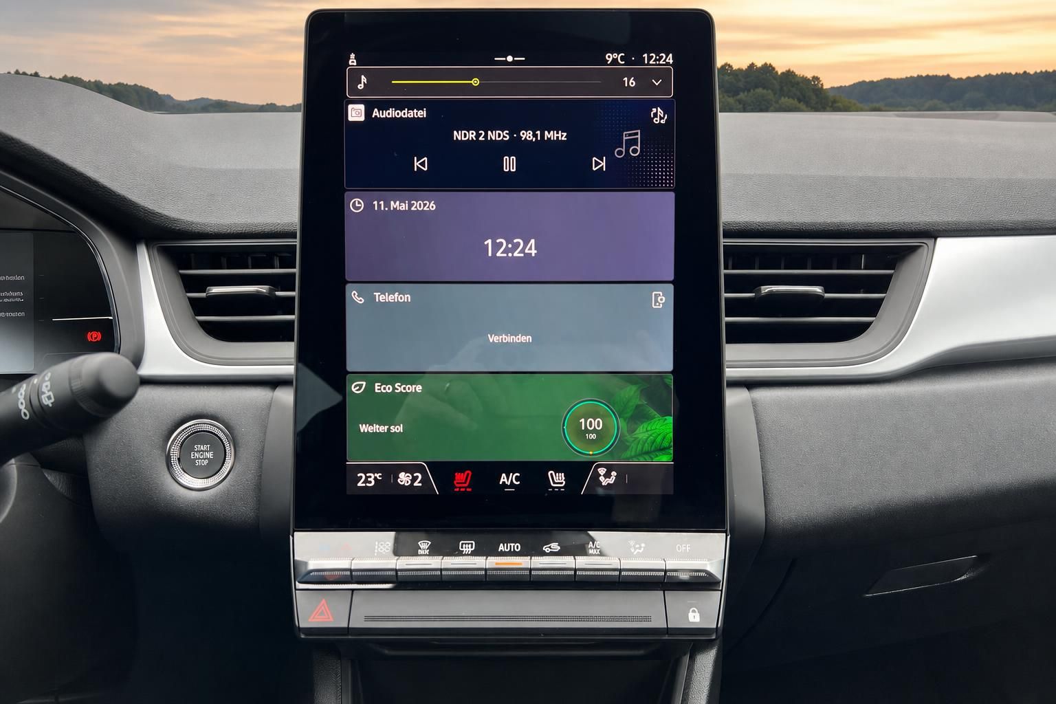Modernes Auto Infotainment-System mit Touchscreen Display - Cockpit Innenraum mit Multimediasystem
