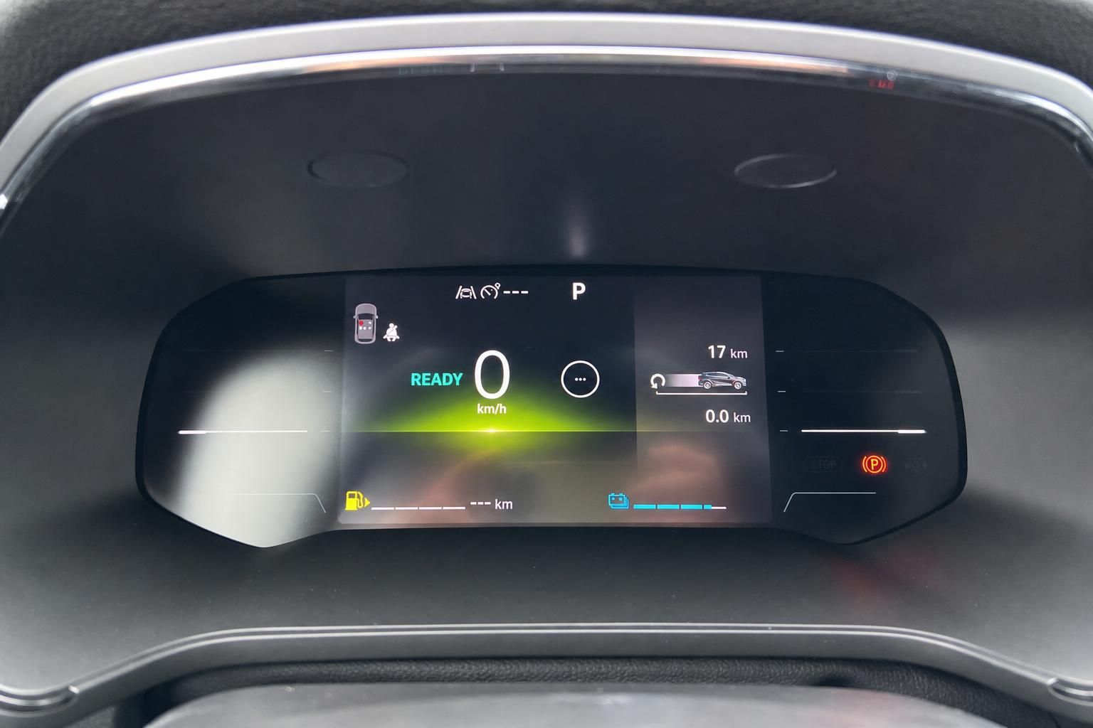 Renault digitales Armaturenbrett mit Geschwindigkeitsanzeige und Reichweite