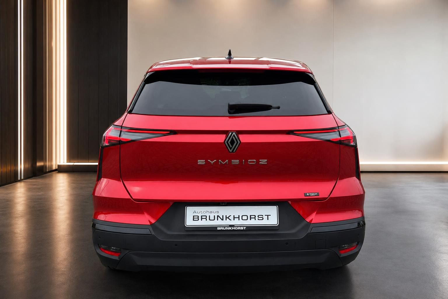 Roter Renault Symbioz Heckansicht mit Kennzeichen Autohaus Brunkhorst in modernem Showroom