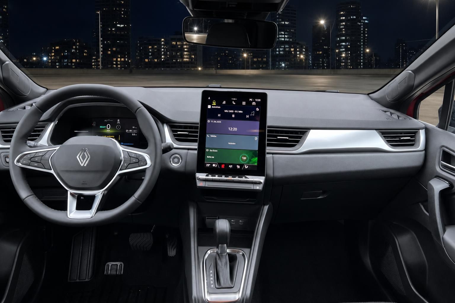 Renault Symbioz Armaturenbrett mit Touchscreen, Lenkrad und digitalem Cockpit bei Nacht