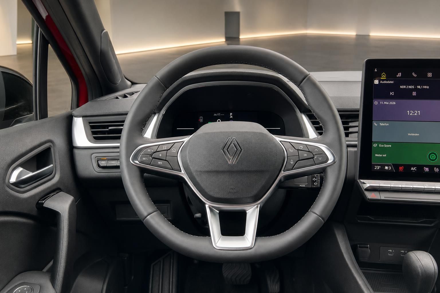 Renault Innenraum mit Lenkrad, digitalem Cockpit und Infotainment-System