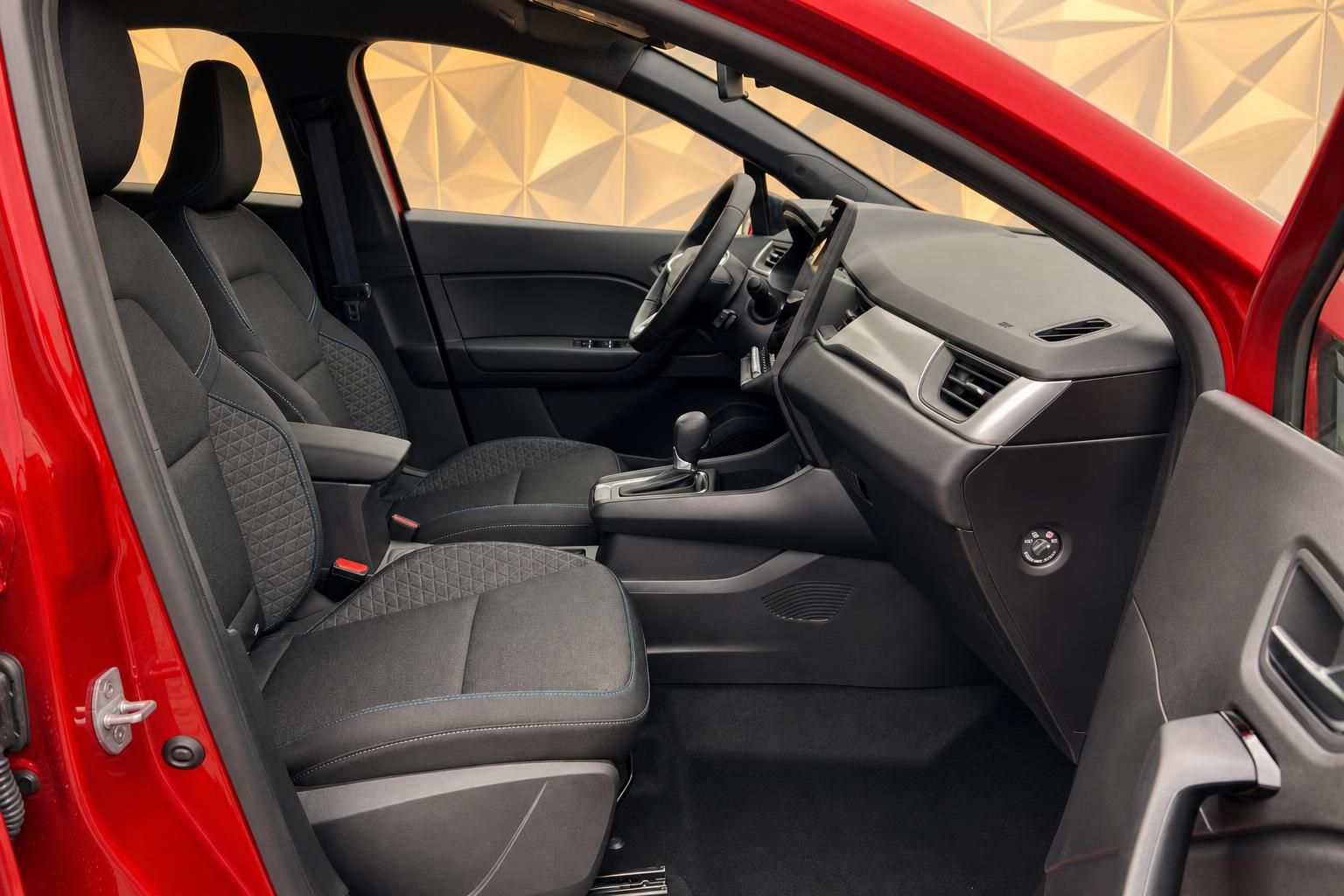 Renault Innenraum Beifahrerseite mit Sitzen und roter Karosserie