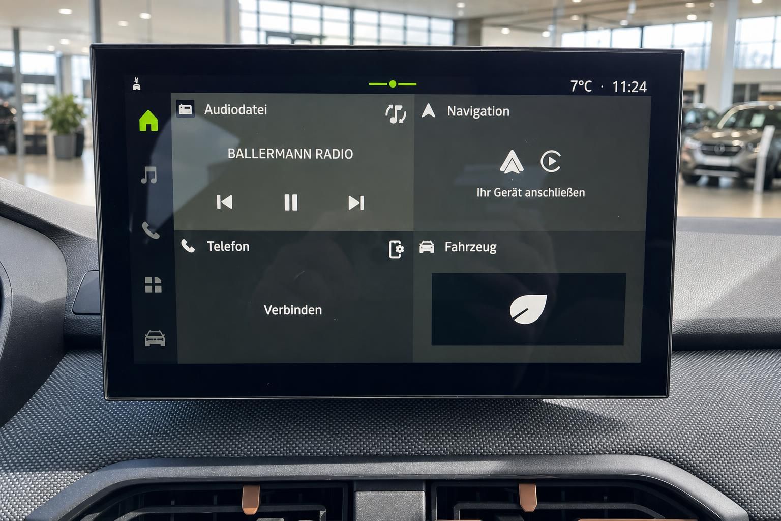 Detailaufnahme des Touchscreen-Infotainment-Systems mit Navigation und Audio-Funktionen