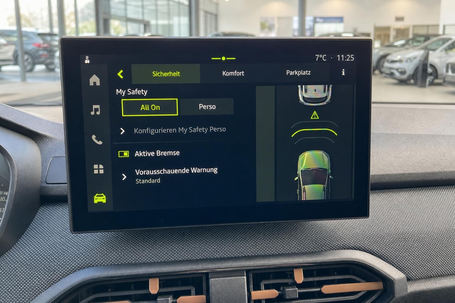 Fahrzeug Infotainment-Display mit Sicherheitseinstellungen und Parkassistent im modernen Innenraum
