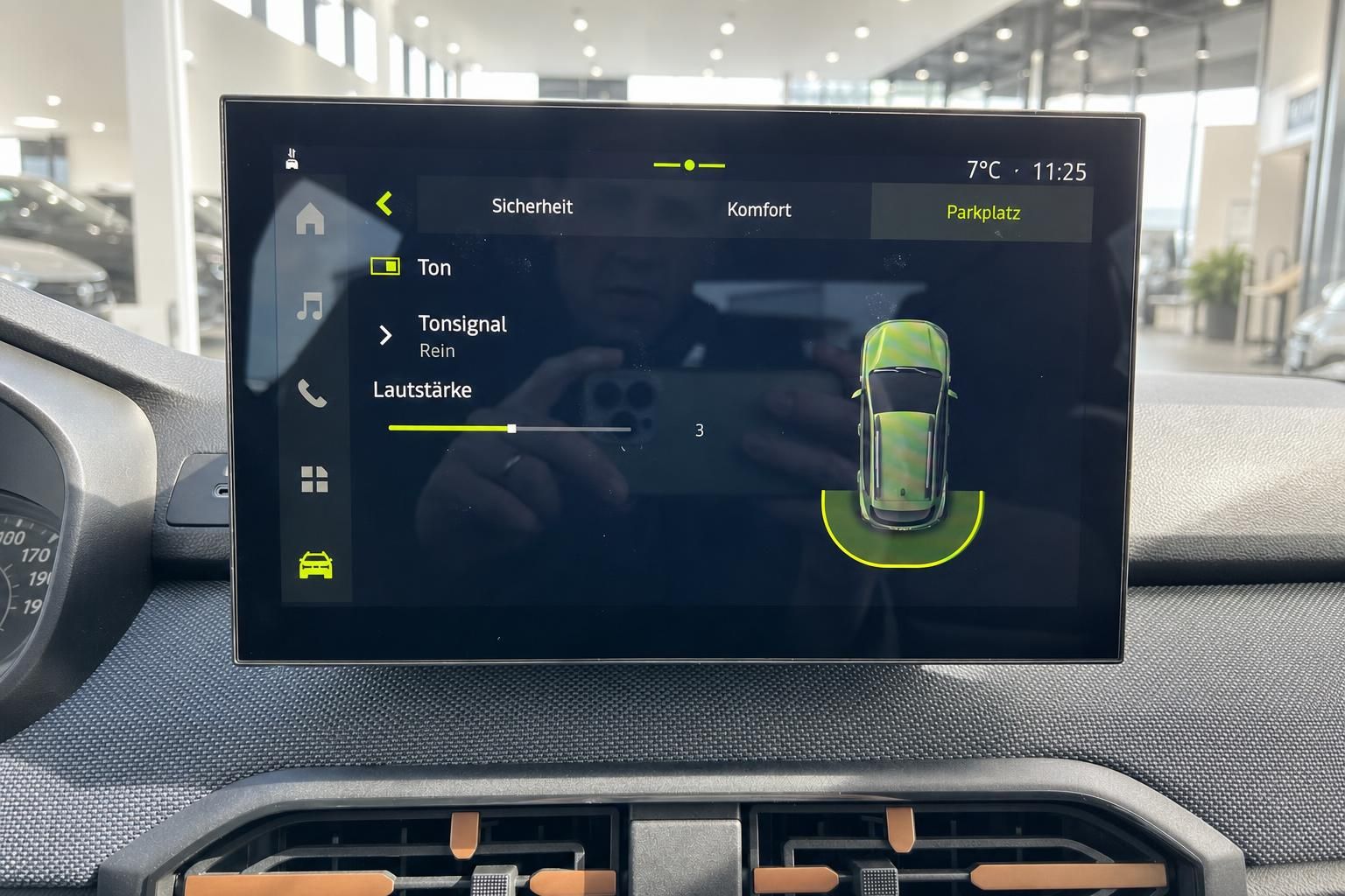 Fahrzeug-Display zeigt Parkplatz-Einstellungen mit Audiosteuerung und Parkassistent-Funktionen
