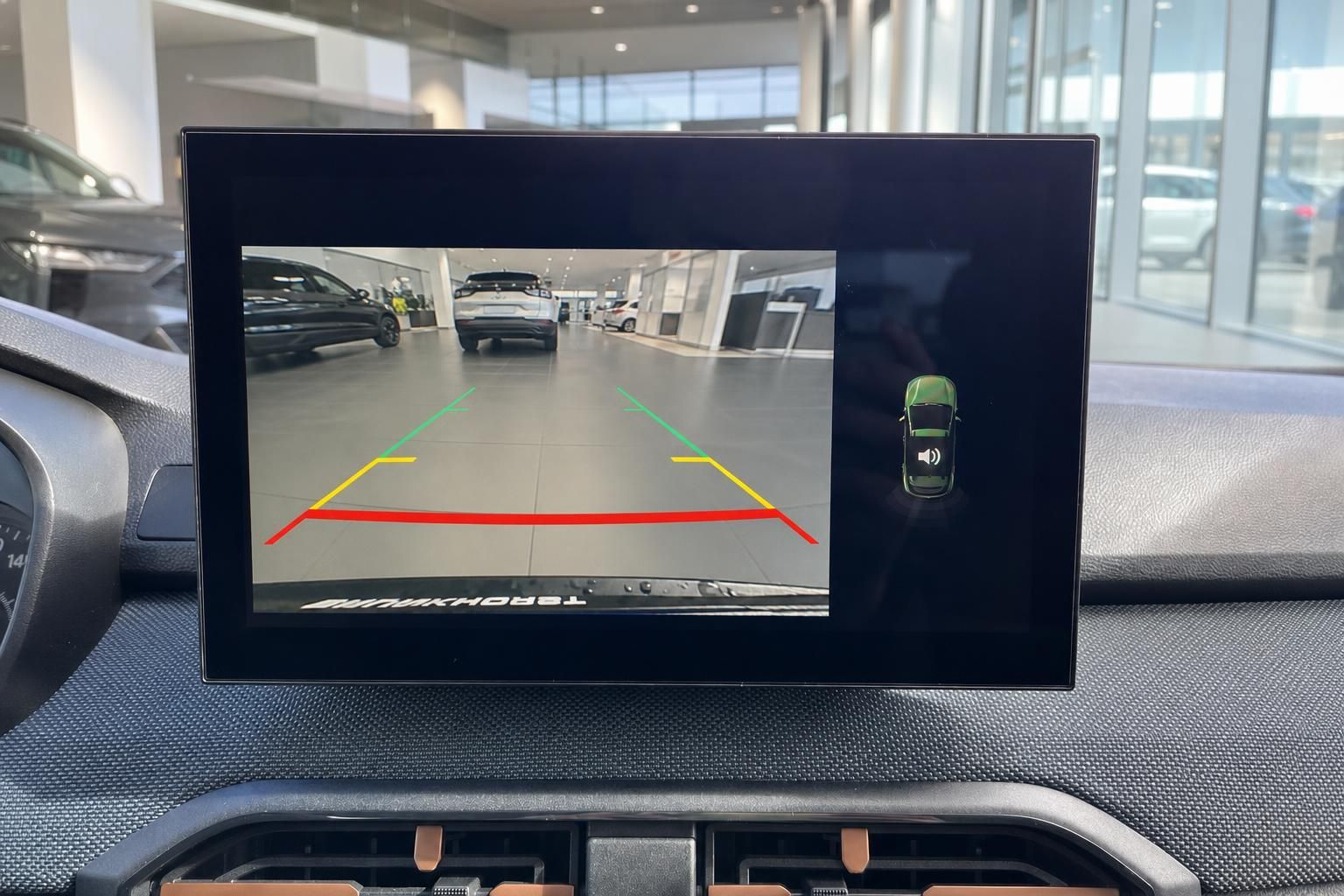 Rückfahrkamera-Display mit Einparklinien im Fahrzeug-Infotainmentsystem für sicheres Rangieren