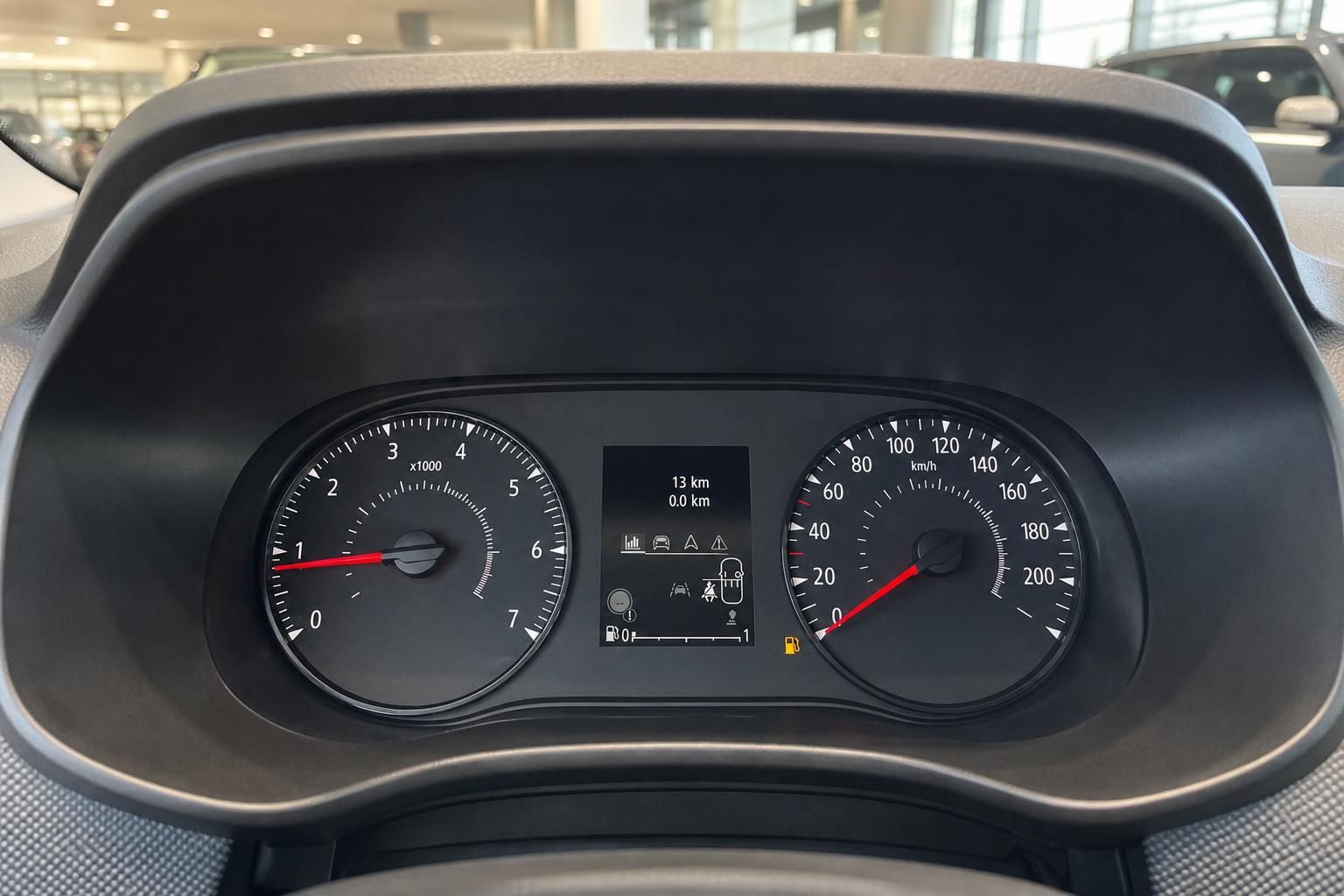 Digitales Armaturenbrett mit Drehzahlmesser und Tachometer in einem modernen Fahrzeug-Cockpit