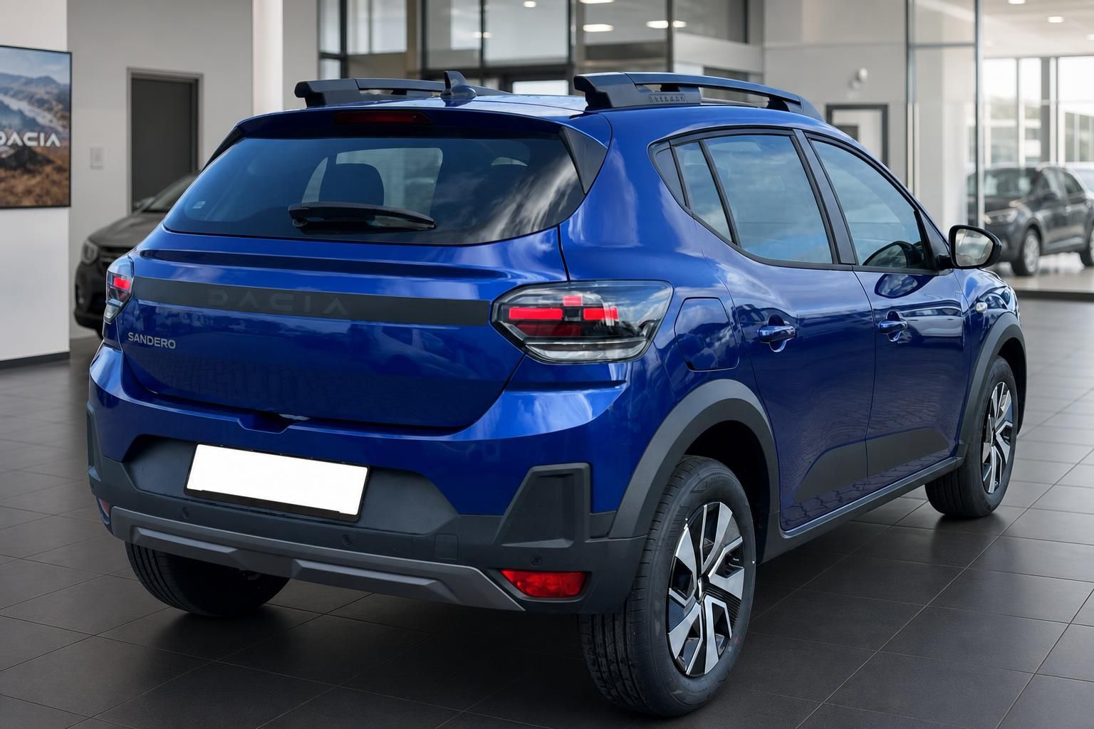 Blauer Dacia Sandero SUV Heckansicht mit Dachreling im Autohaus Showroom