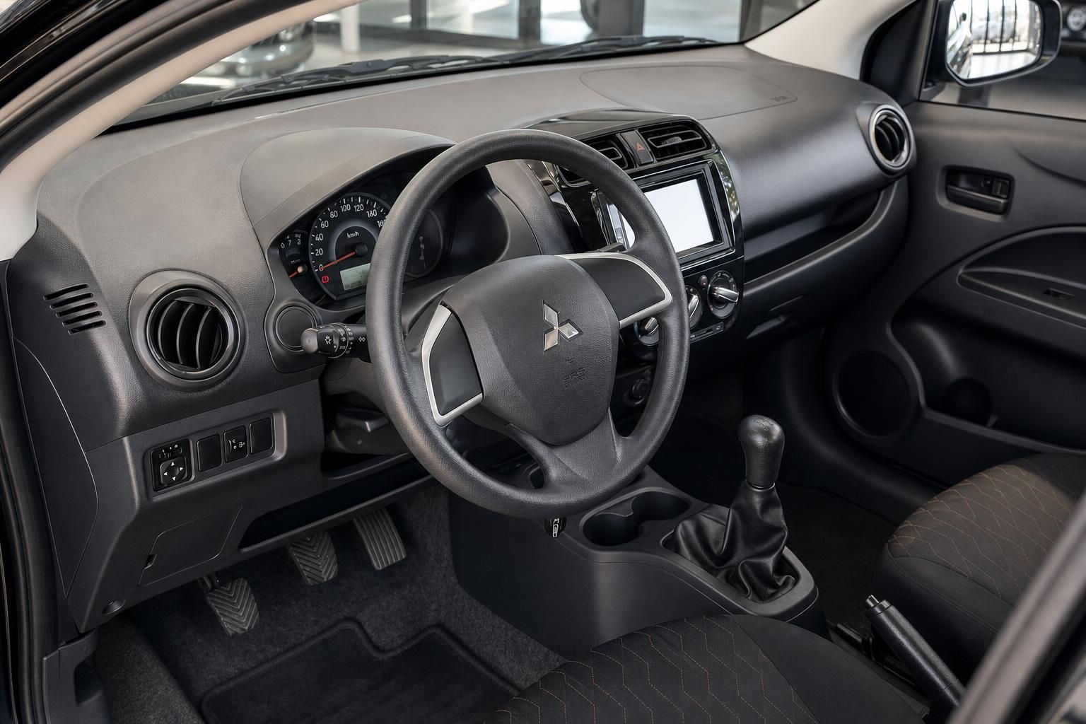 Mitsubishi Innenraum Cockpit mit Lenkrad, Armaturenbrett und Schaltgetriebe