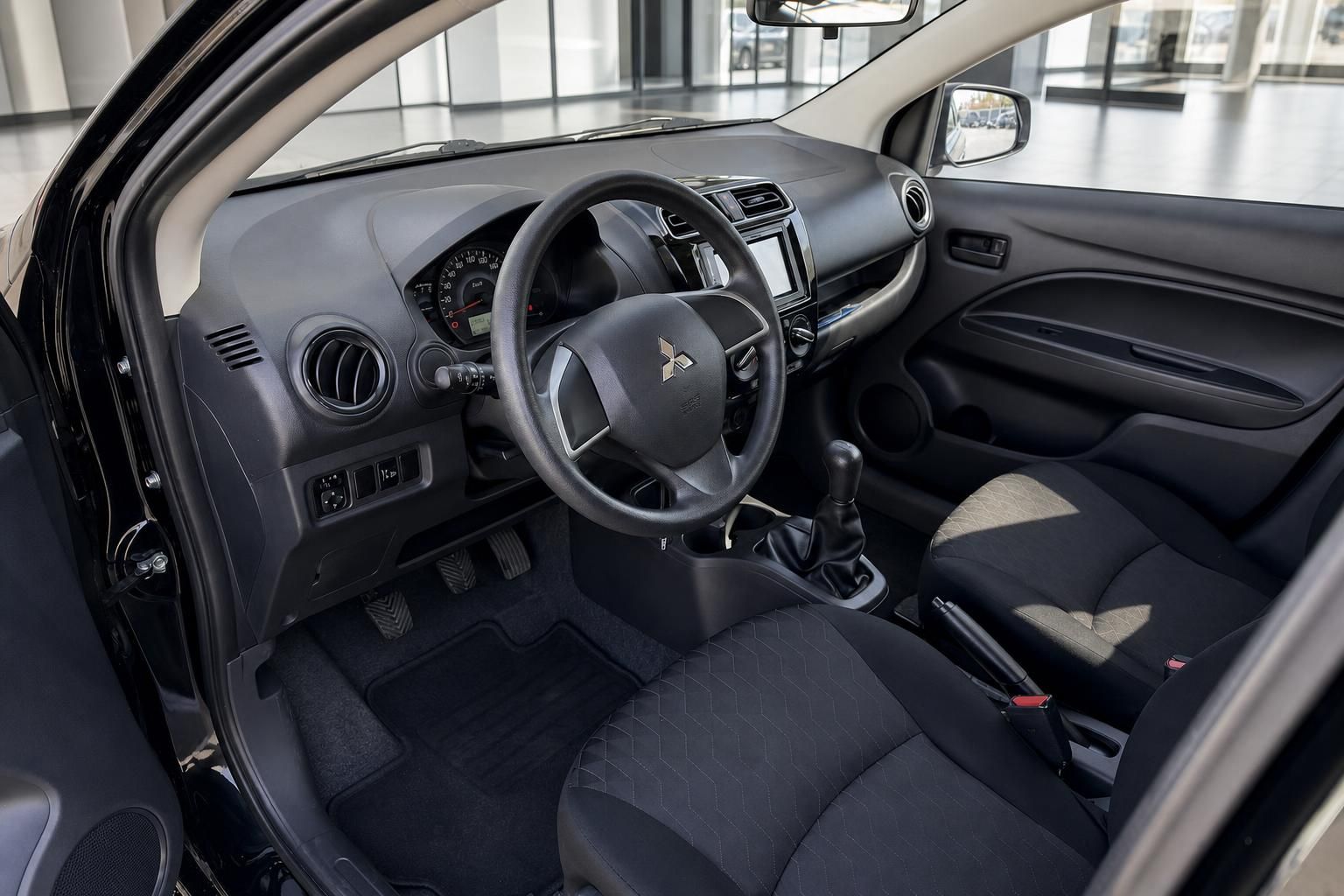 Mitsubishi Fahrzeuginnenraum mit Fahrersitz, Lenkrad und Mittelkonsole im Autohaus