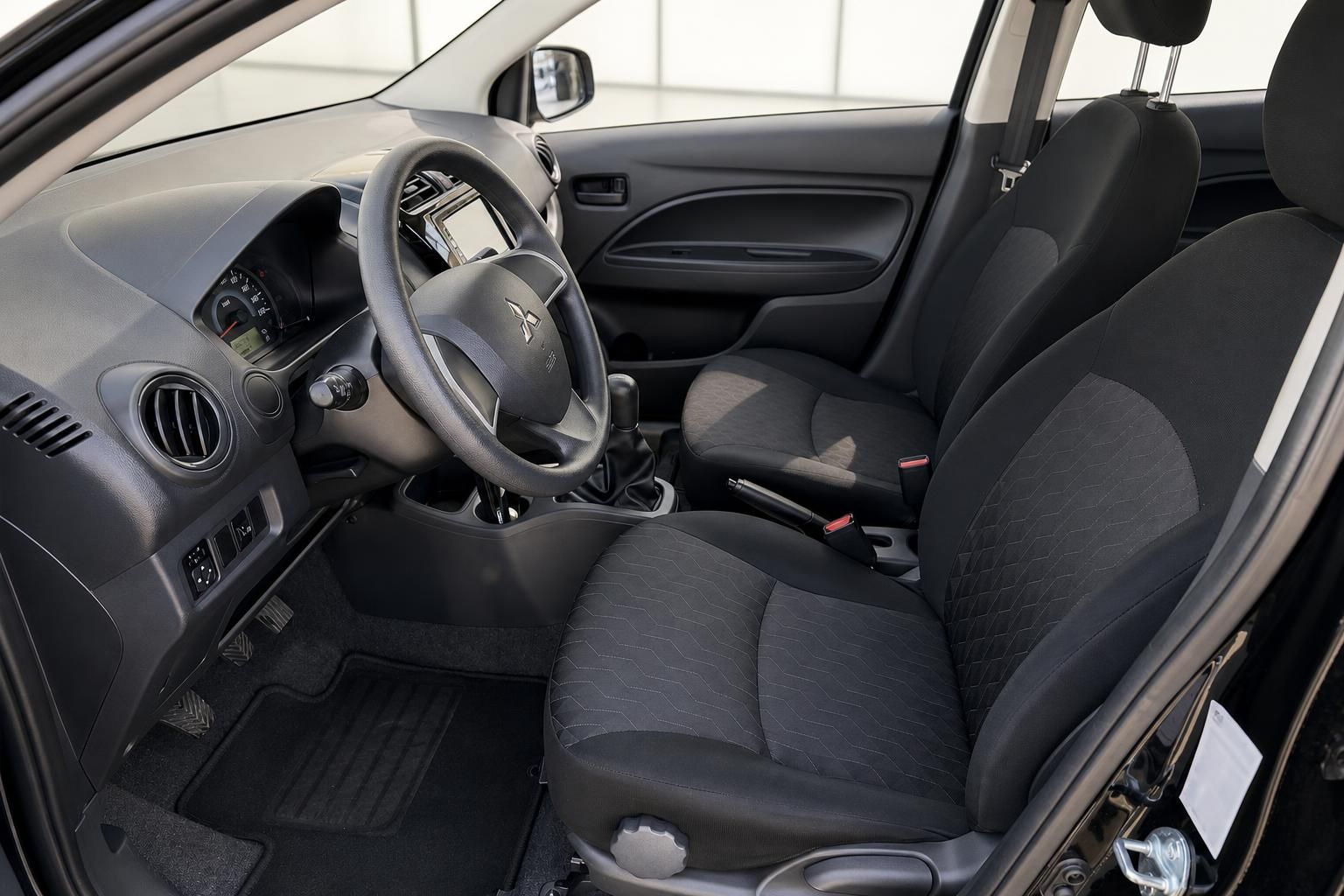 Mitsubishi Innenraum Vordersitze mit schwarzem Stoffbezug und Schaltgetriebe