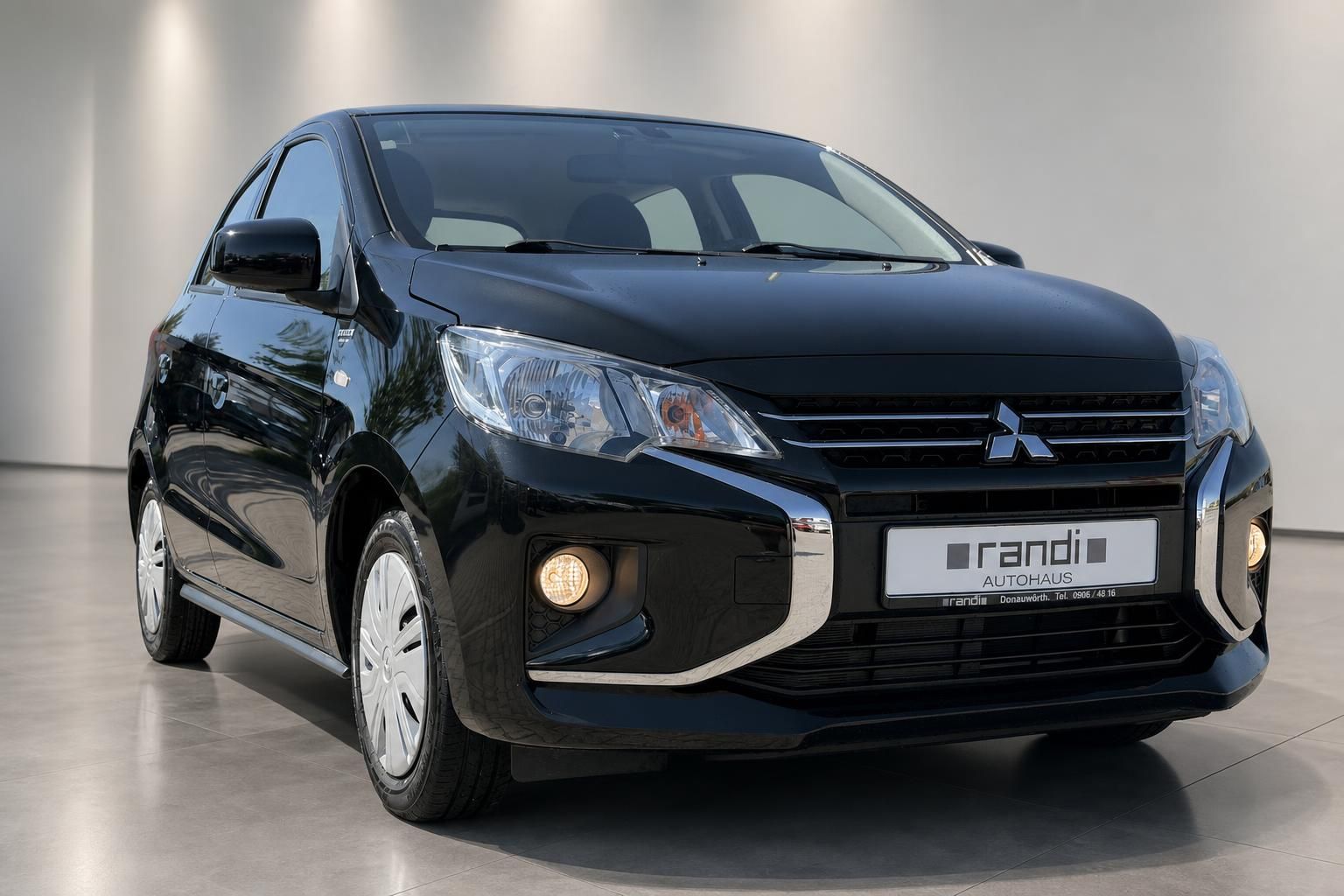 Mitsubishi Space Star schwarz Frontansicht schräg links im Autohaus Randi Donauwörth