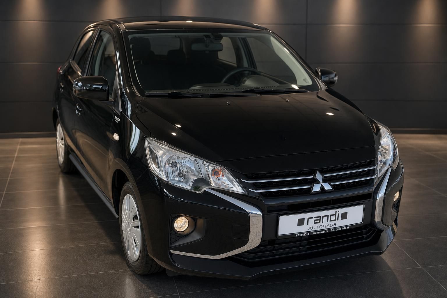 Mitsubishi Space Star schwarz Frontansicht schräg links dunkles Studio Autohaus Randi