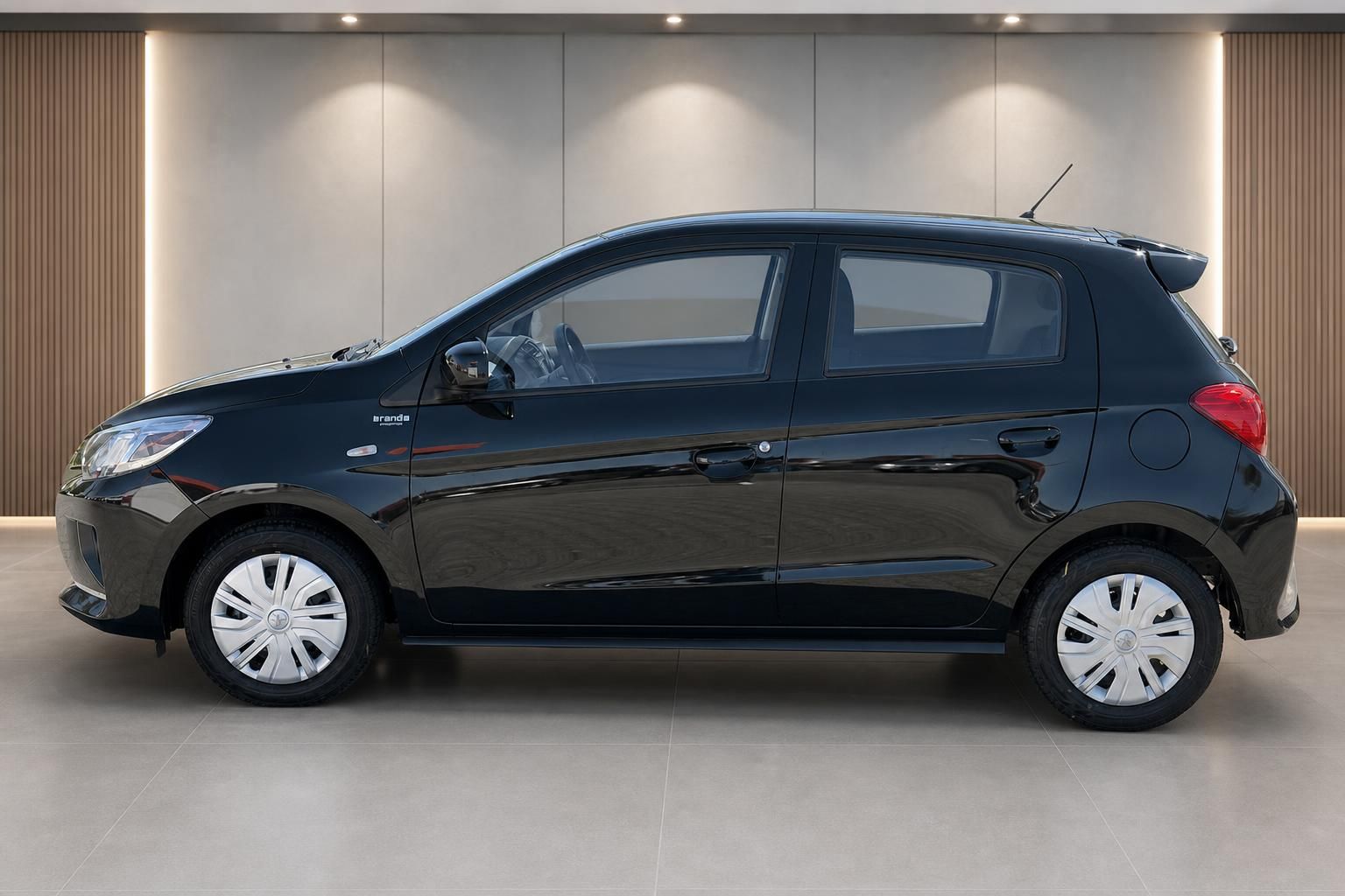 Mitsubishi Space Star schwarz Seitenansicht links Studioaufnahme Kleinwagen