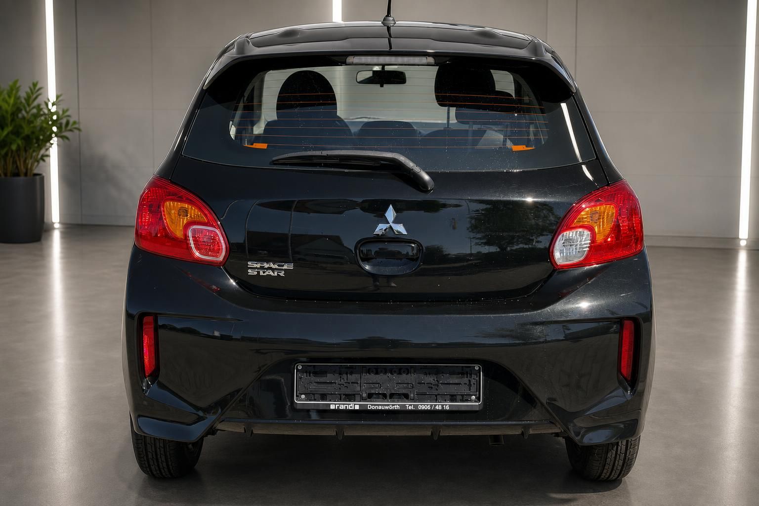 Mitsubishi Space Star schwarz Heckansicht im Autohaus – Kleinwagen Gebrauchtwagen