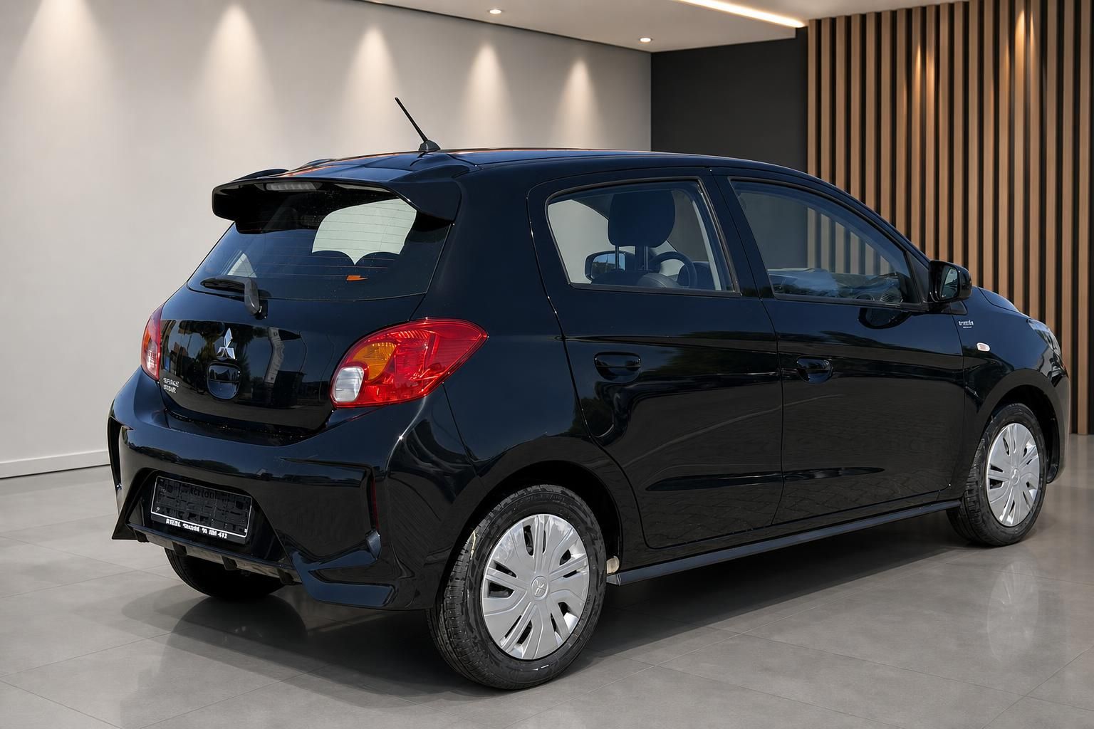 Mitsubishi Space Star schwarz schräg hinten rechts im Showroom – Kleinwagen kaufen