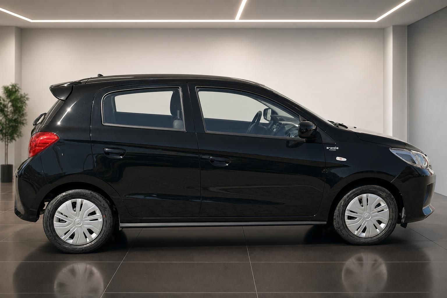 Mitsubishi Space Star schwarz Seitenansicht links – 5-türiger Kleinwagen Gebrauchtwagen