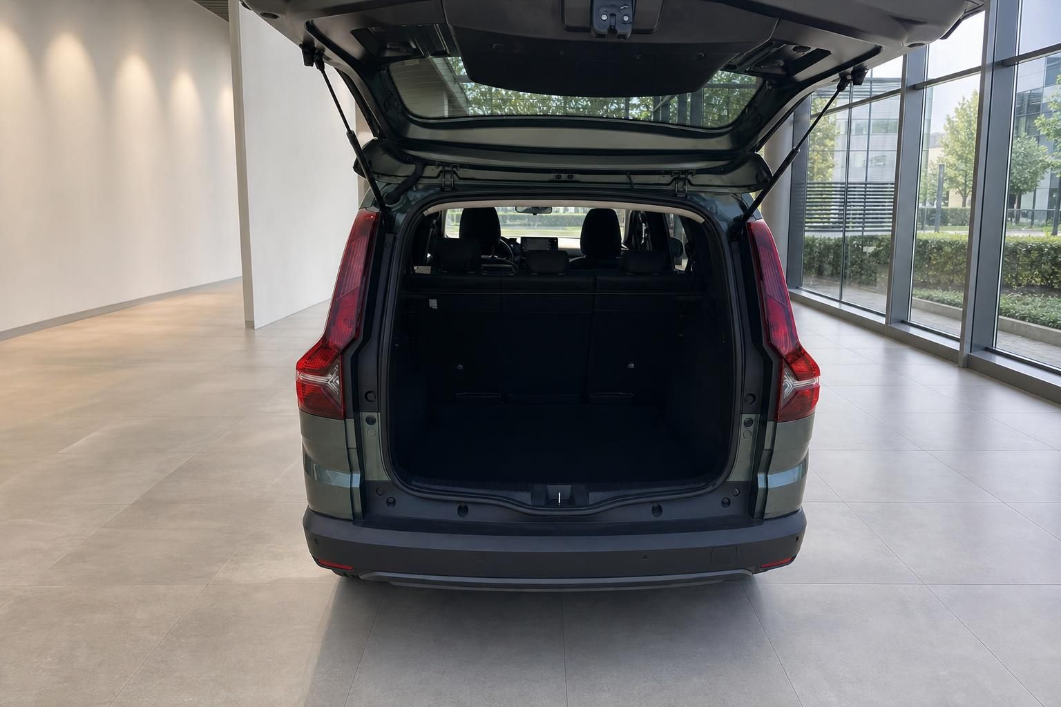 Kofferraum eines SUVs mit geöffneter Heckklappe in modernem Autohaus-Showroom